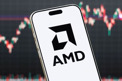 AMD thâu tóm Taalas, startup chip AI "khắc chết" một mô hình vào phần cứng