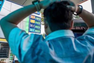 Chính thức: Giá xăng RON95-III tăng lên 27.040 đồng một lít, dầu diesel cũng vượt 30.000 đồng.