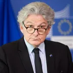 Mỹ trừng phạt người đứng sau việc buộc Apple dùng cổng USB-C