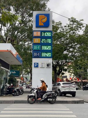 Giá xăng tăng theo từng phút như này, mà lương chả thấy thêm được đồng nào. Có khi sắp đi làm...