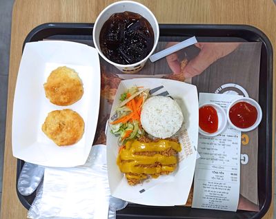 Ăn tối với Cơm ức gà mù tạt mật ong + bánh quy bơ mật ong + Cocacola Original đá mát lạnh