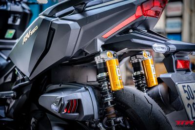 Lên cặp phuộc OhlinsTTx Honda ADV350i.