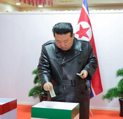 Để ngăn ngừa gian lận, họ qui định các phiếu thuận được bỏ vào thùng màu xanh, còn phiếu chống...