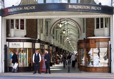 Burlington Arcade: Khu mua sắm 200 tuổi và quy định cấm huýt sáo kỳ lạ