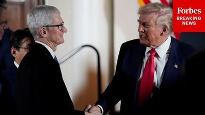 Tim Cook tham dự bữa tối cùng TT Donald Trump, thúc đẩy đầu tư công nghệ tại Nhật Bản