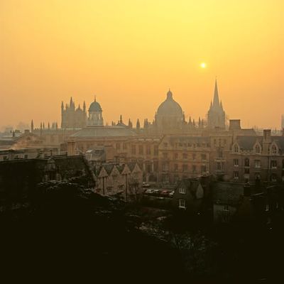 Dưới ánh hoàng hôn vàng rực rỡ được ghi lại bởi Chris Andrews Publications, Đại học Oxford hiện...