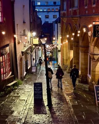 Khi những cơn gió lạnh của mùa đông tràn về trên khắp các nẻo đường của thành phố Bristol, cũng...