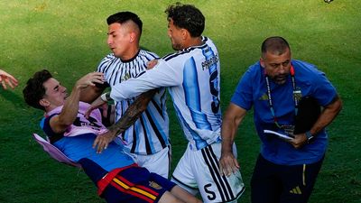 1001 án phạt đến Argentina