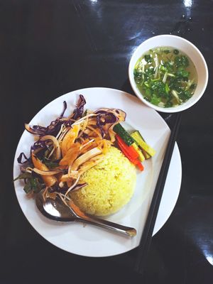 Buổi tối ăn cơm gà Hội An