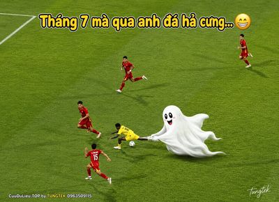 Tháng 7 mà qua sân anh đá hé...
