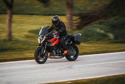 ktm-1390-super-duke-gt-9.jpg