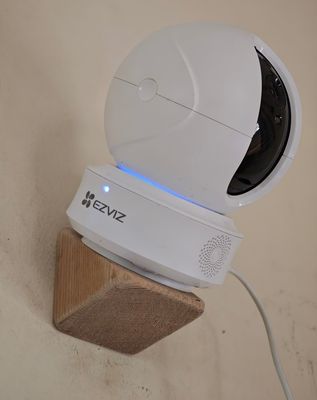 Mấy dòng camera quan sát như này gắn dễ quá trời luôn, chỉ cần cài app của cam, đăng nhập tài...