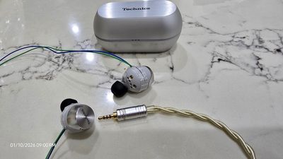 Ae nhìn hình thì cũng đoán ra. Chỉ có âm thanh thì ko thể đoán ngay cả với ai đã sd Technics AZ70W.