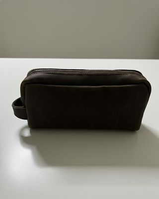 Giải pháp đựng iPhone 13 và iPhone 17 khi ngồi bàn làm việc