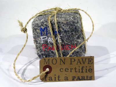 Mỗi khi Paris trải qua một đợt trùng tu, sửa chữa, nâng cấp đường phố, hàng nghìn tấn gạch lát...