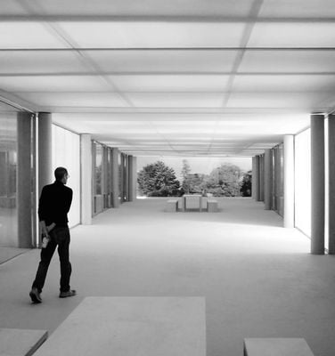 Steve Jobs đang đi qua một mô hình xây dựng của Apple Park vào năm 2010.