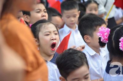 Tươi tắn khai giảng hôm nay, ráng chịu khổ học hành để sau này lớn lên chịu cực nhé các bạn!