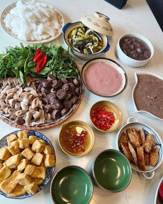Mưa gió to quá, ăn bún đậu + lòng