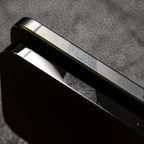 So sánh ngoại hình iPhone viền titanium và iPhone viền thép: Titanium kém sang hơn ?