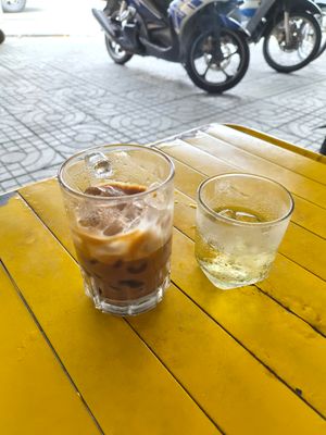 Mưa bão cà phê thôi anh em.