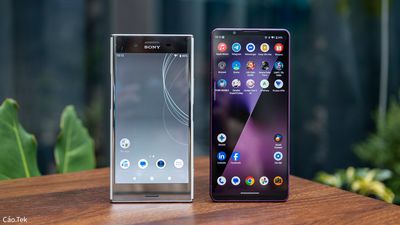 Sony XZ Premium (2017) bên cạnh Sony Xperia 1 VII (2025)