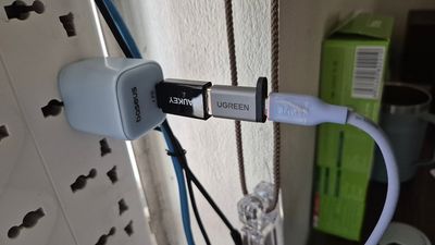 Dùng mấy thiết bị mà nó không hỗ trợ sạc dây  2 đầu usb-c mệt ghê. Phải cắm thế này nó mới nhận:...