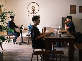 Các bạn sinh viên nên làm gì để bảo vệ laptop khi đến nơi công cộng?