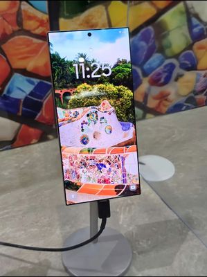 Cận cảnh mẫu điện thoại với viền mản hình siêu mỏng mới được Samsung trưng bày tại MWC