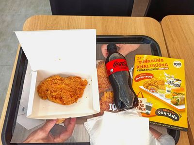 Ăn sáng gà rán Texas Chicken + Coca