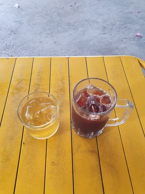 Đàn ông chúng ta thì đơn giản chỉ vầy thôi cũng đủ vui rồi, còn chị em phụ nữ nào đầm phiên bản...