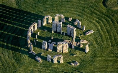 Người đàn ông chi 6.600 bảng Anh mua Stonehenge tặng vợ