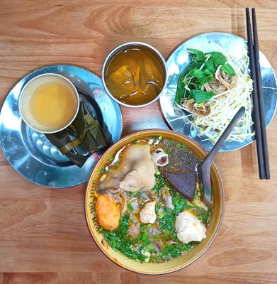 Buổi trưa, ăn bún bò Huế