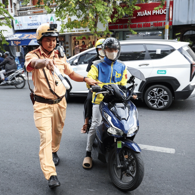 Xe máy điện vượt đèn đỏ phạt bao nhiêu tiền? Cập nhật mới nhất 2025