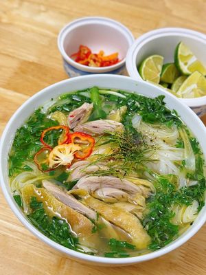 Mưa gió, tối nay ăn bát phở gà thôi