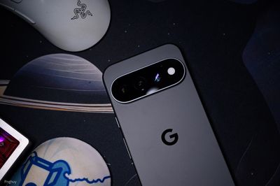Google Pixel 11 Pro màu đen Obsidian, màu duy nhất của bản Pro có khung viền nhám, cũng là màu...