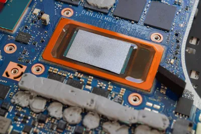 Thay kim loại lỏng bằng tấm graphene giúp laptop Core Ultra 9 285H tăng 35% hiệu năng