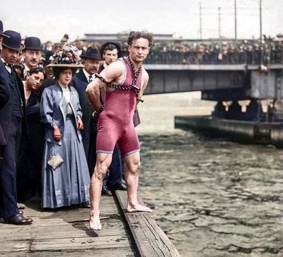 Vào ngày 30 tháng 4 năm 1908, Harry Houdini đã thực hiện một màn thoát hiểm táo bạo khi nhảy từ...