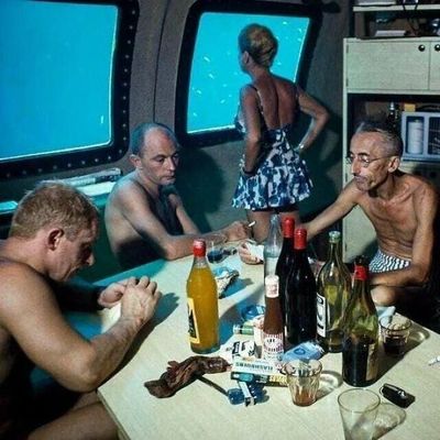 Khoảnh khắc thư giãn dưới đáy biển – Jacques Cousteau và đội ngũ trong dự án Conshelf II năm...