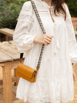 Túi đeo điện thoại với mẫu dây hoa văn thổ cẩm