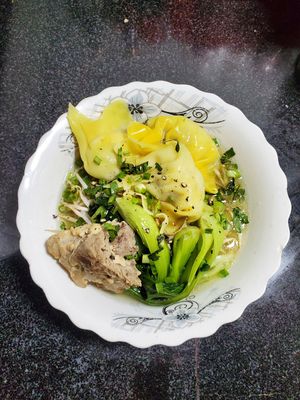 Trời mát mẻ, lành lạnh làm tô mì hoành thánh...Mời ACE, lão lão nha...!!!