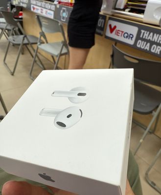 Airpod 5 trắng, hơi lép, đút vô thử thì.. sướng tai, vừa khít, cảm giác hơn 4, anc ổn áp. Của anh...