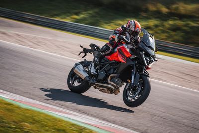 ktm-1390-super-duke-gt-7.jpg