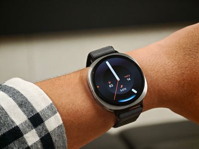 Tính năng đưa cổ tay lên để gọi Gemini trên đồng hồ chạy Wear OS mới thực sự là tiện nha, không...