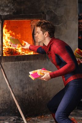 Mọi người cứ kêu Lá Thư của Tom gửi MJ là tội, xem cách Andrew gửi thư cho Gwen đây này :D