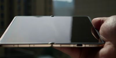 HONOR Magic V6 và OPPO Find N6 bị rò rỉ ảnh chụp thực tế với màn hình không nếp gấp?