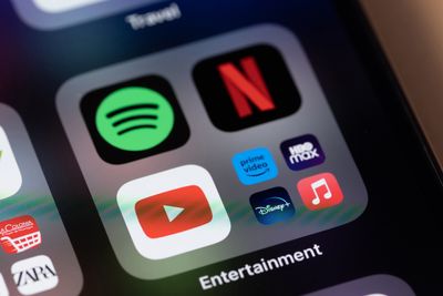 Đề xuất: Bán tài khoản YouTube, Netflix, Spotify,... dùng chung có thể bị phạt 50 triệu đồng