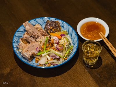Mưa gió thì gỏi vịt cũng được mà... nhưng nhớ có chuối hột.