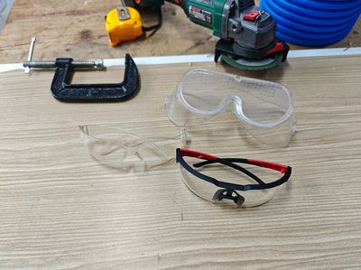 Hôm nay đi khám mắt, bác sĩ soi thấy giác mạc mình có một vết sẹo. Nhớ lại là do lần đó cắt sắt...