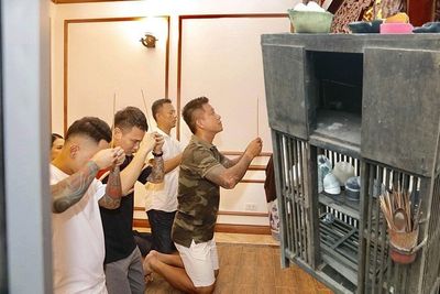 1 CHẠN VƯƠNG QUỲ LẠY.jpg