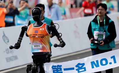 Các bạn từng nghĩ đến việc robot sẽ chạy đua marathon với con người...